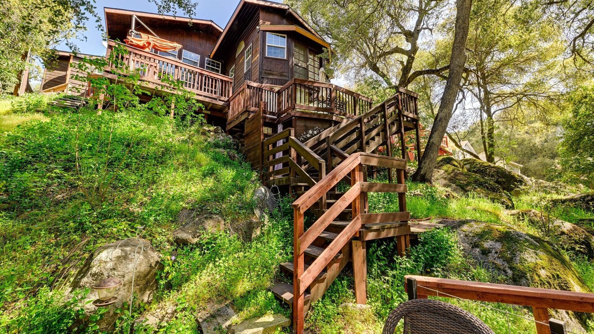 California Hot Springs Cabin | California Hot Springs Creekside Treehouse Cabin