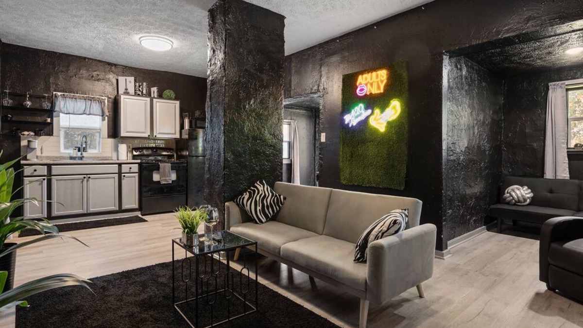 Homestead Apartment | California king wet room suite
