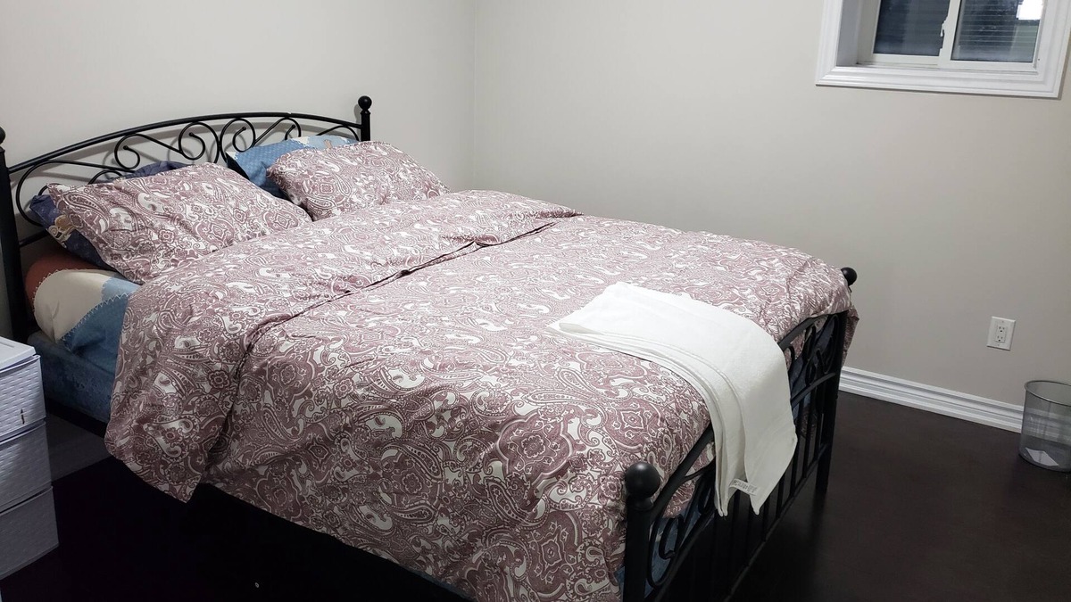 Brampton House | California Room 2 Clean Basement Apartment With Side Entrace