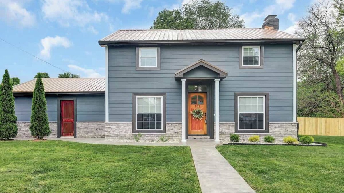 Bardstown House | Call Me Old Fashioned! *Heart of Bardstown Square*