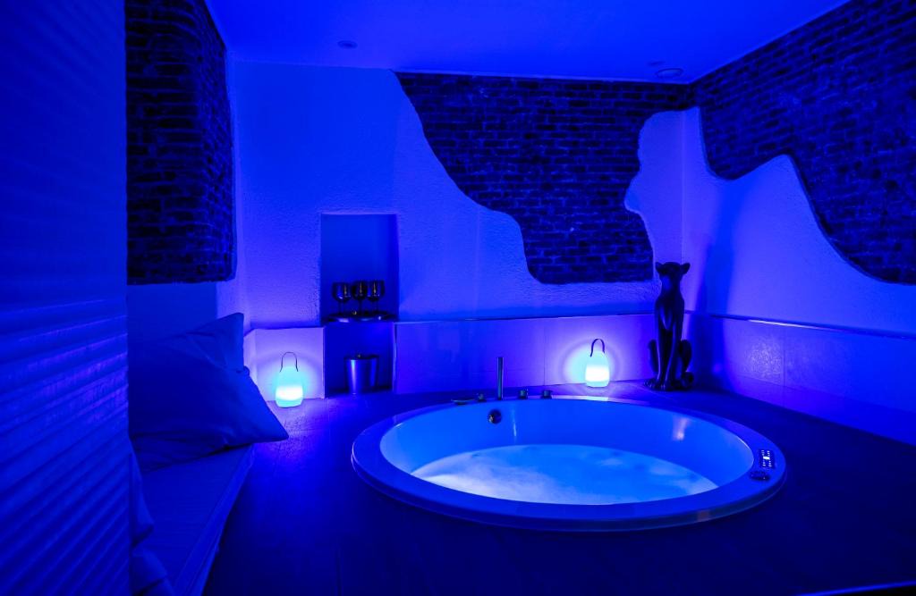 Embajadores Apartment | Calle Amparo 86 Lujoso Dúplex con Jacuzzi en Lavapies especial parejas