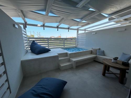 Paralia Dionysiou Apartment | Calliopes by the sea boutique suites