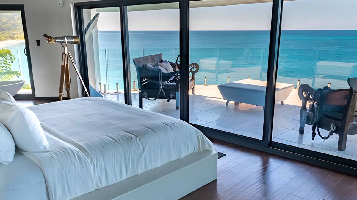 Fryes Beach Hotel | Calm Beachside Stay with Kitchen and Dining Area for Unwind Enthusiasts