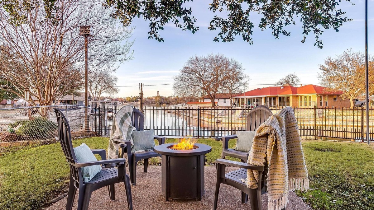 Granbury House | Calm, Clean, Comfy 3 Bed Lakeside Retreat with Firepit