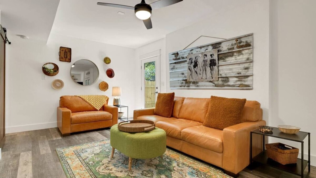 Sea Scape Apartment | "Calm it Down" Bikes, Beach, and 5 star reviews!