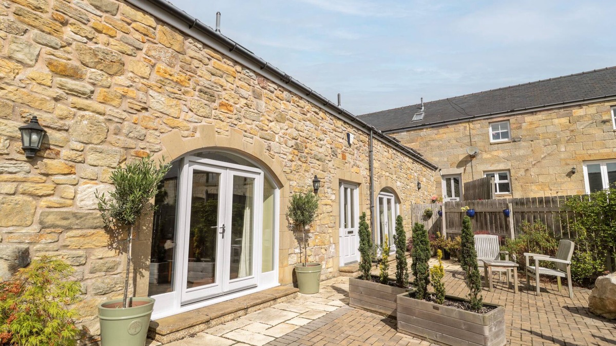 Berwick-upon-Tweed Cottage | CALM SKIES, pet friendly, with a garden in Berwick-Upon-Tweed
