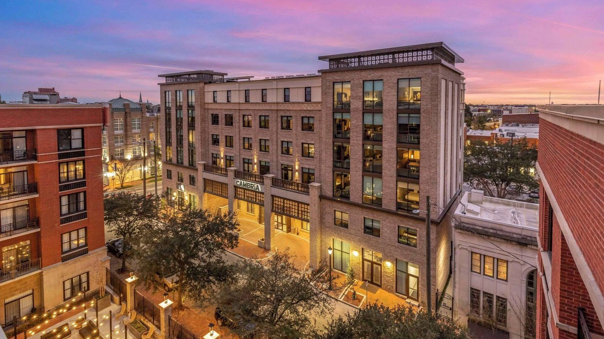 Old West Broad Neighborhood Hotel | Cambria Hotel Savannah Downtown Historic District