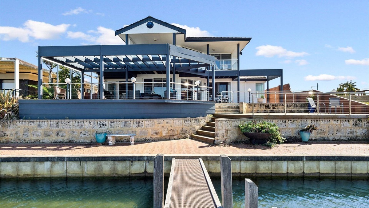 Halls Head House | Cambria Whole House Private Jetty -Family & Pet Friendly