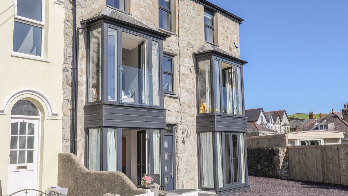 Criccieth Cottage | CAMBRIAN HOUSE, pet friendly, country holiday cottage in Criccieth