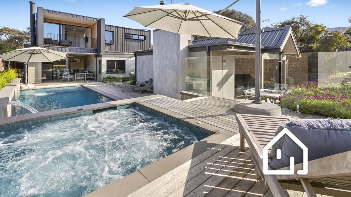 Sorrento House | Cambridge Gardens *1 NIGHT FREE* Luxury in Sorrento with Gas Heated Pool & Spa