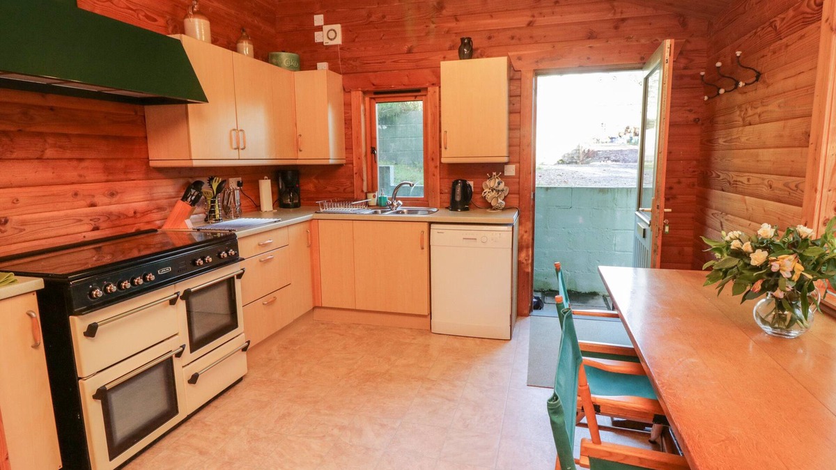 Ebford Cottage | CAMELLIAS AT MAGNOLIA LAKE, pet friendly, with a garden in Dawlish