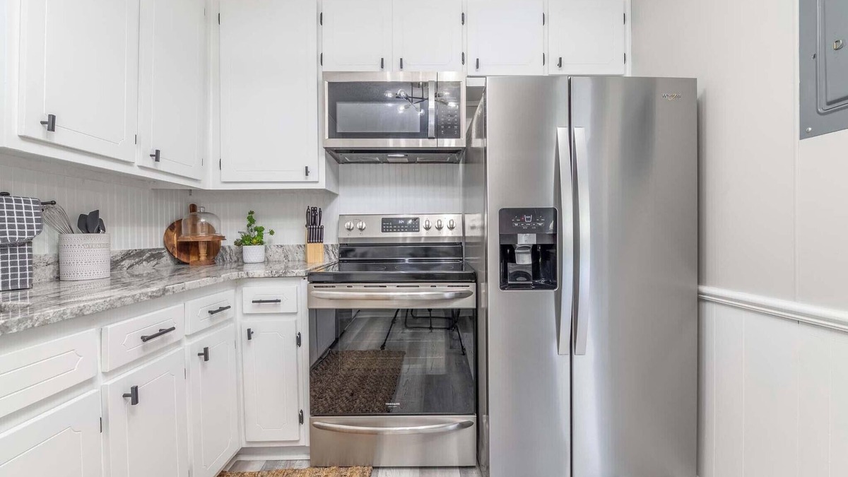 Columbus Cottage | Camille Cottage~ Newly renovated nestled in Lake Bottom at Midtown