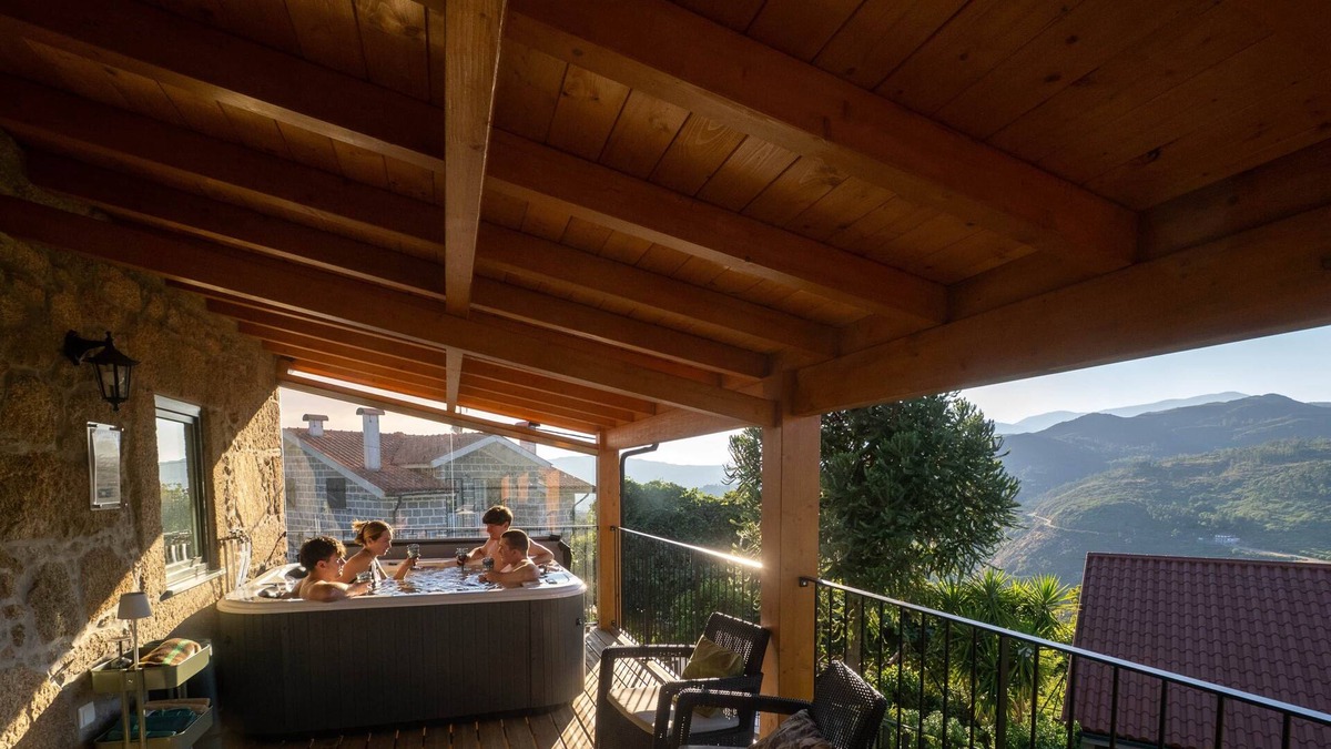 Lindoso House | Caminho Gerês | Heritage Eco-Cottage - jacuzzi
