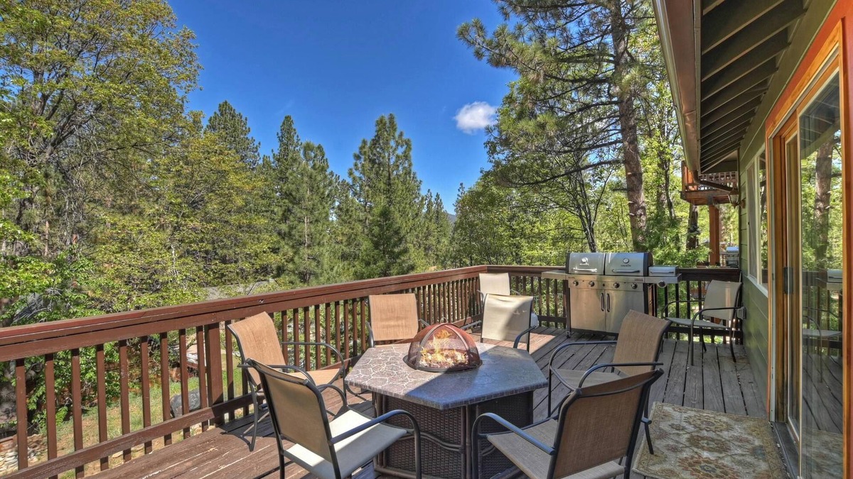 Big Bear Lake Cabin | Camp Conklin by Destination Big Bear : Close to Ski Slopes, Lake, and National Forest! Game Room w/Pool Table! Pet Friendly!