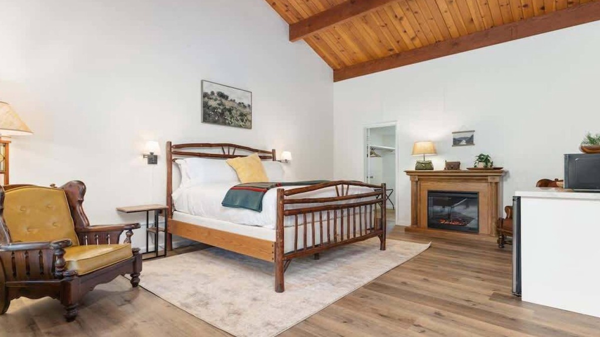 Springville Hotel | Camp Nelson Lodge Room 6