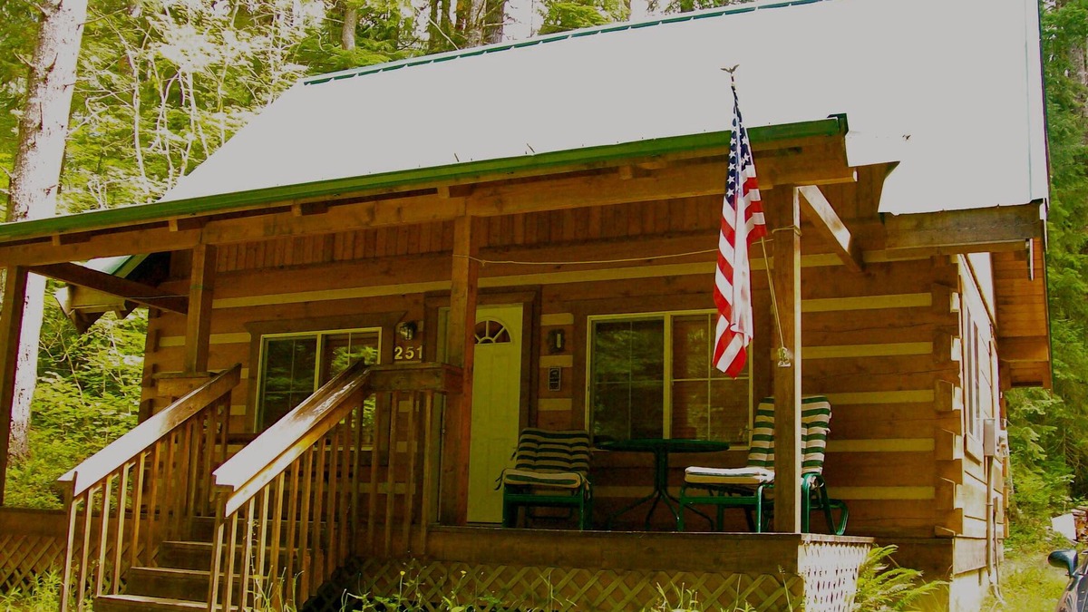 Hoodsport Cabin | Camp Wolf at Lake Cushman