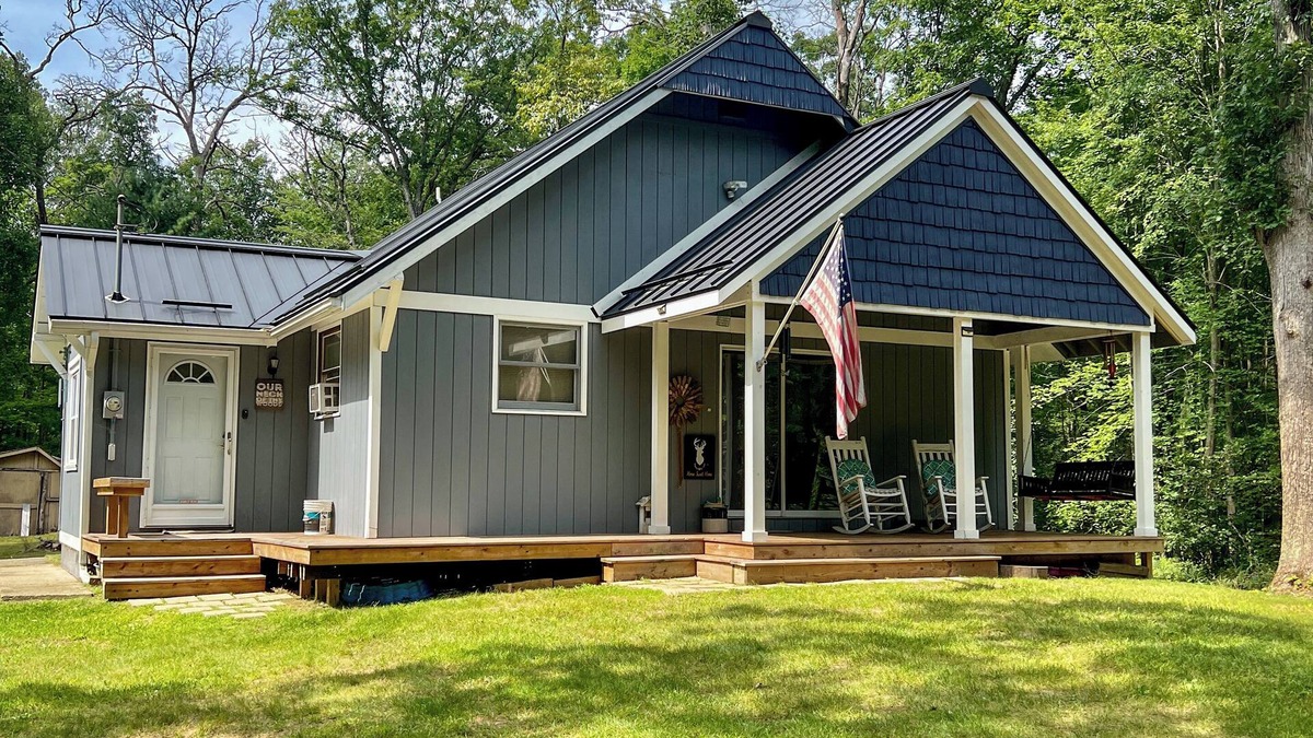 Harrison Cabin | Camp18, peaceful cabin in the woods, trail access, come ride in Leota.