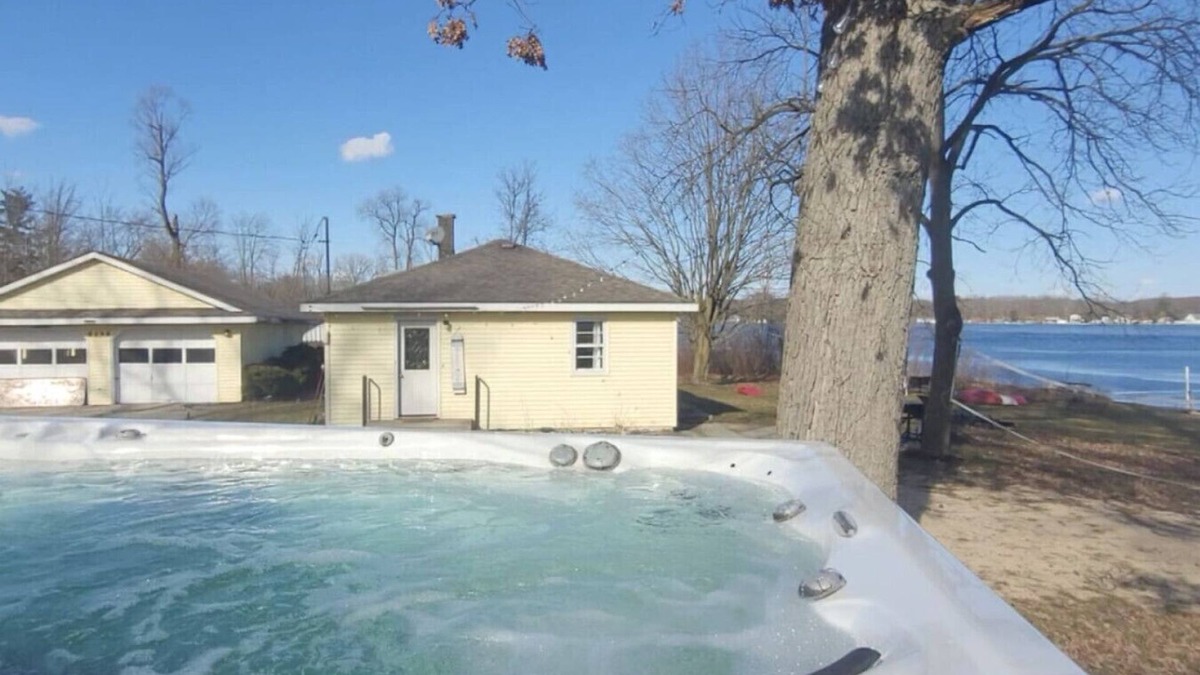 Alto Apartment | Campau Lake Sunshine Cottage with Tiki game house 4 King Beds