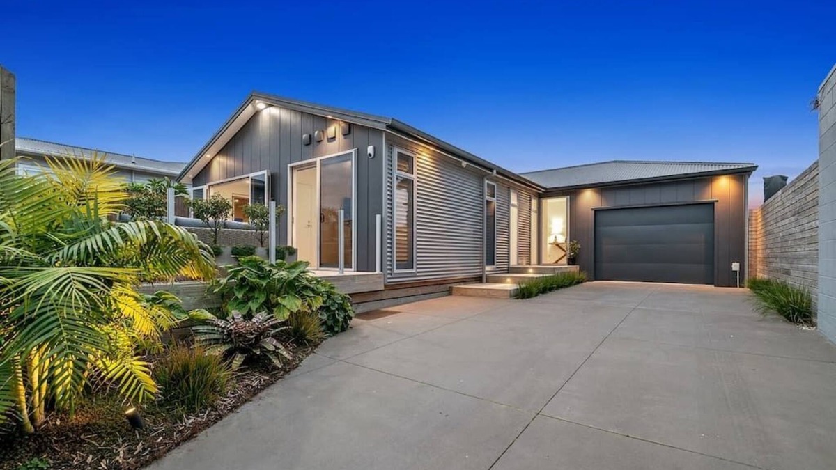Mount Maunganui House | Campbell Retreat - modern easy living