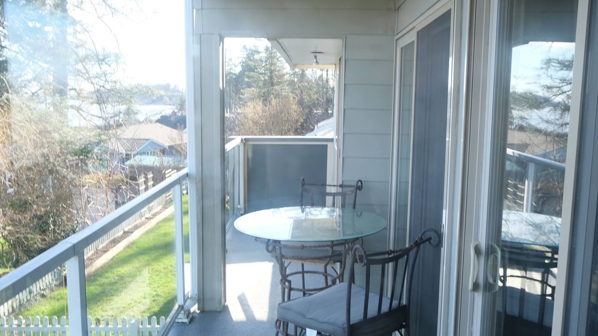 Campbell River House | Campbell River House with stunning Ocean Views and three sundecks!