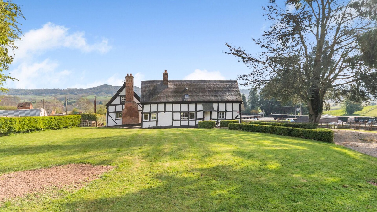 Shelsley Walsh House | Campbell - Two Bedroom House, Sleeps 4