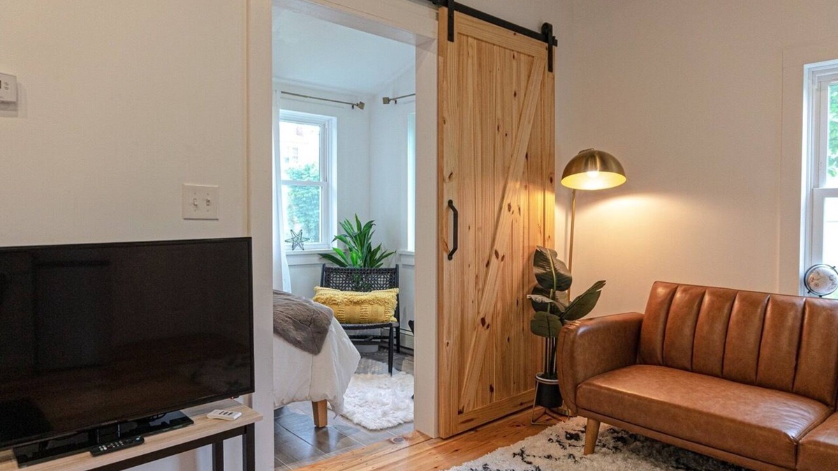 Lincoln Park House | Campfire Cottage: Fireplace, fire pit & no chores!