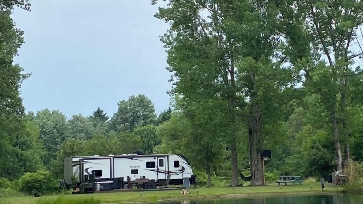 South Butler House | Camping Retreat on Pond 5 min from Fair Haven Beach