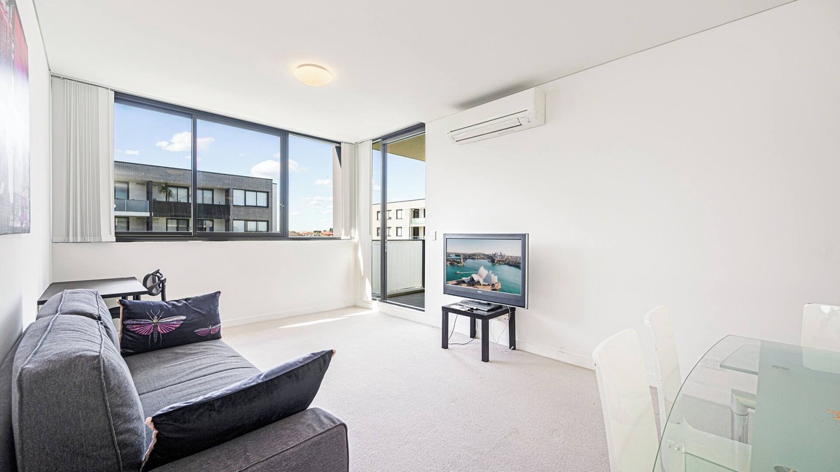 Clemton Park Apartment | Campsie 2Br near Shopping & Train