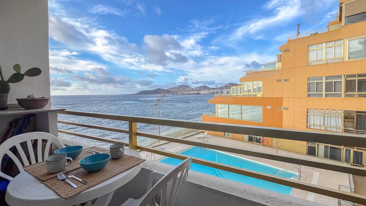 Las Palmas de Gran Canaria Apartment | Canteras Seaviews - Balcony & Pool