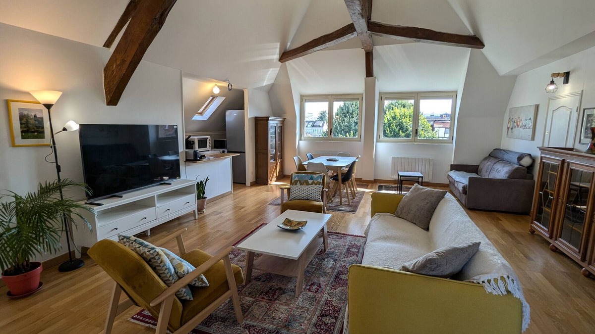 Montargis Apartment | Canal Cottage in Montargis: Charm, Gardens & Culture