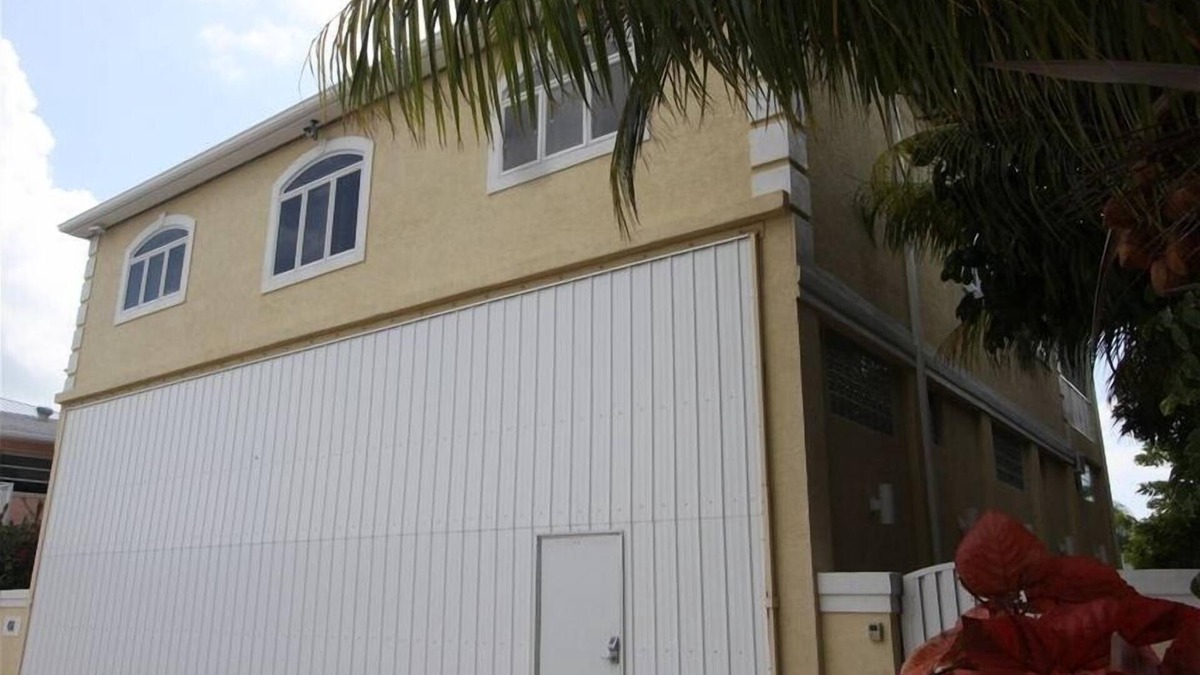 Summerland Key House | Canal Front (Deep Water) Tropical Villa