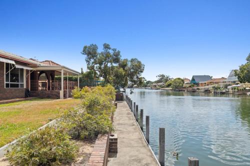 South Yunderup House | Canal Tranquillity - Restful Water Retreat