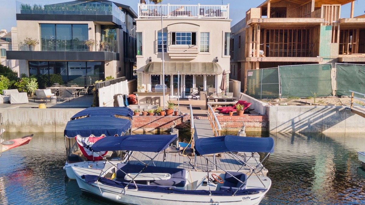 West Newport House | Canalfront Charmer by AvantStay | Waterfront w/Shared Dock + Hot Tub