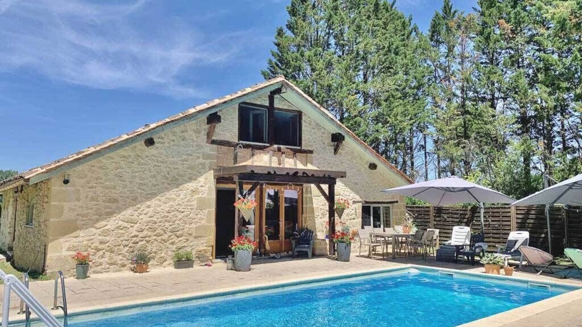 Serignac-Peboudou House | Canard: Beautifully renovated tobacco barn & pigeonnier sleeps 14. Pool.