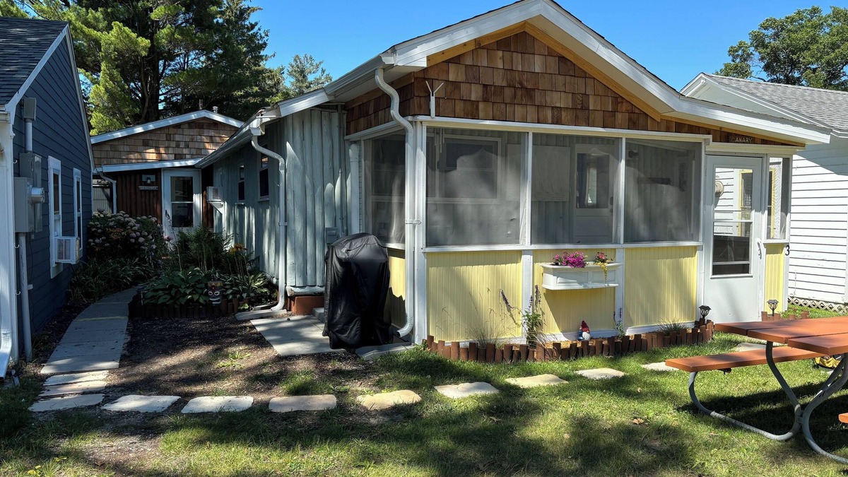 Ludington Cottage | Canary Cottage: Lakeside, Boat Slip, Beach, Family Friendly