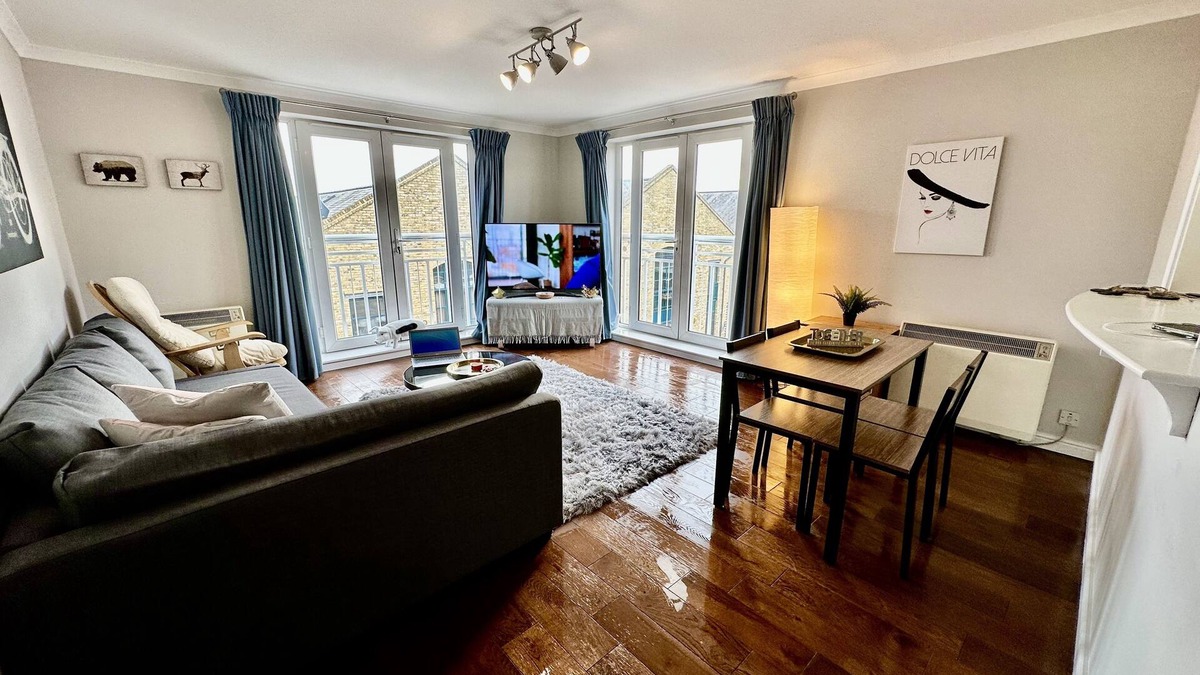 Cubitt Town Apartment | Canary Wharf Luxury apartment sleeps 6 with parking