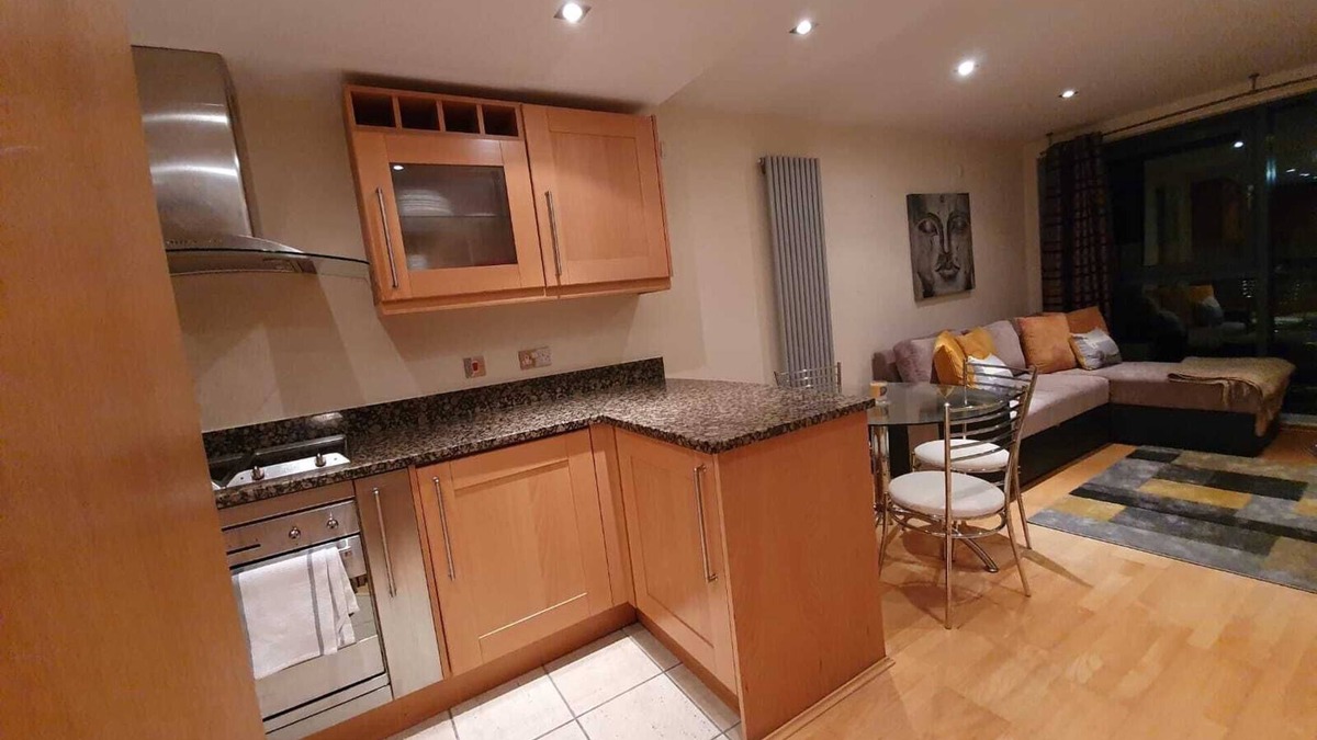 Isle of Dogs Apartment | Canary Wharf waterside 1 bed apartment