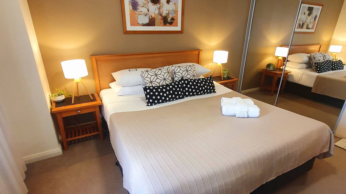 City East Apartment | Canberra city unit with pool, gym