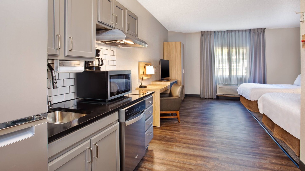Kenosha Hotel | Candlewood Suites Kenosha – Pleasant Prairie by IHG