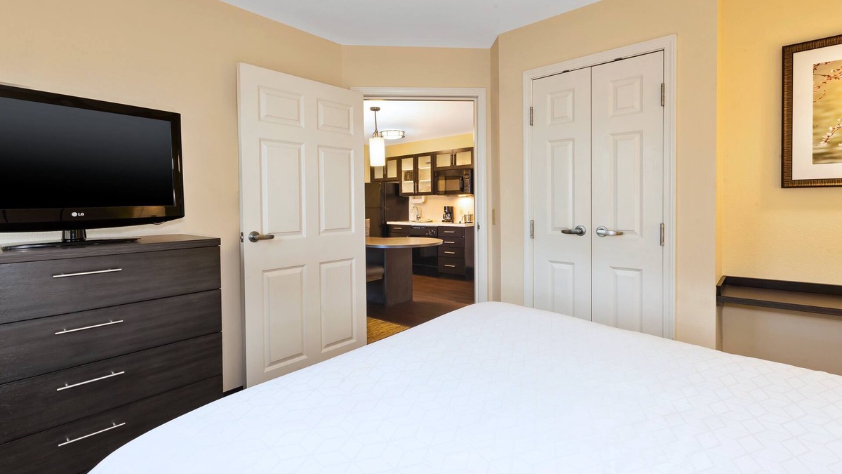 Polaris Hotel | Candlewood Suites Polaris by IHG