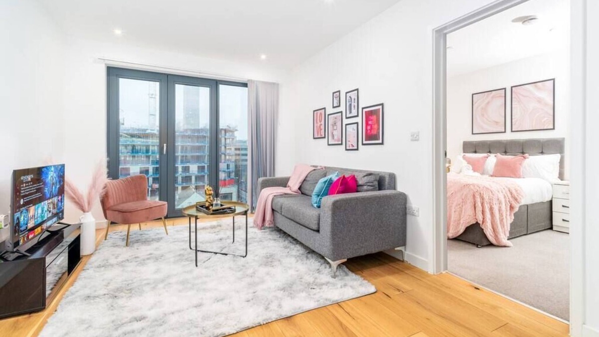 Theatreland Birmingham Apartment | Candy Suite by Home Bay - City Centre