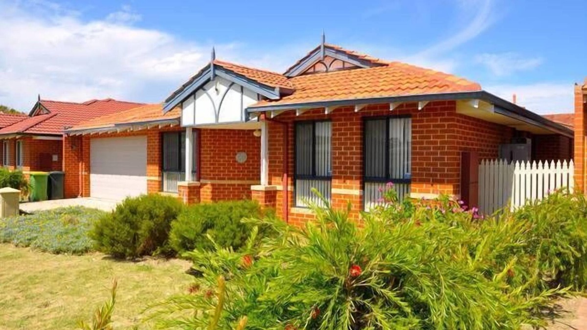 Cannington House | Cannington Home Accommodation House 2 (4 bedrooms & 2 bathrooms)