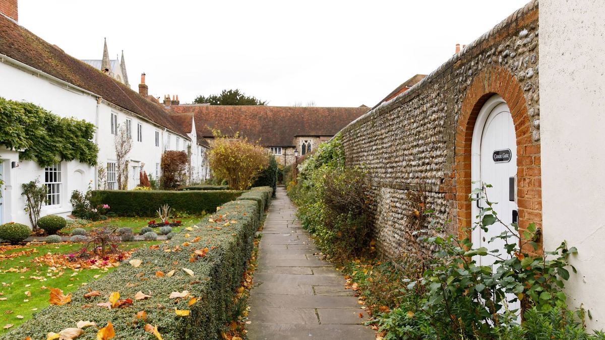 Chichester Apartment | Canon Gate , Chichester Cathedral - sleeps 4 guests in 2 bedrooms
