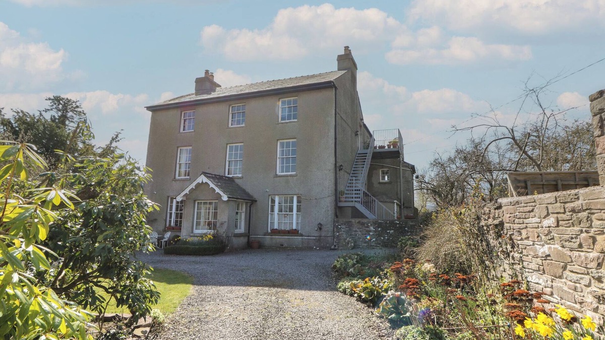Llanfrynach Cottage | CANTREF HOUSE TOP FLOOR, romantic, with a garden in Brecon