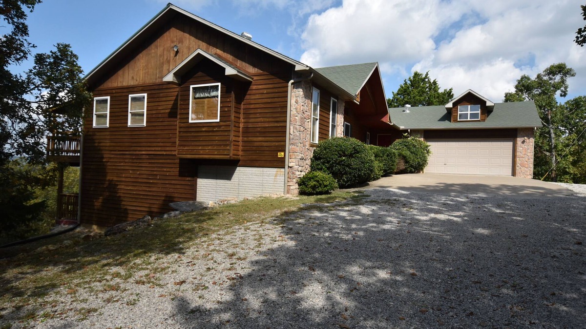 Eureka Springs Cabin | Canucanoe Riverview Hillcrest Lodge Vacation Home - 5 Bedrooms
