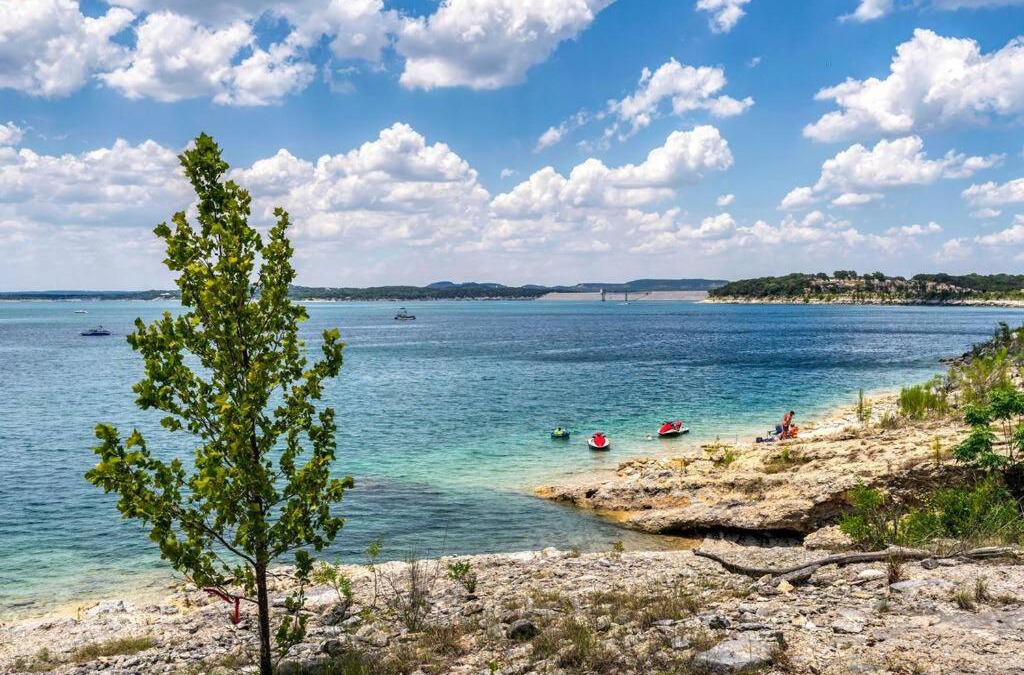 Canyon Lake House | Canyon Cliffside Waterfront Cottage