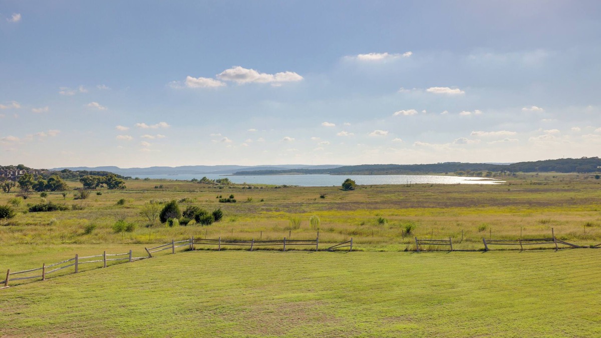 Canyon Lake House | Canyon Lake Townhome w/Balcony, Deck & Yard!
