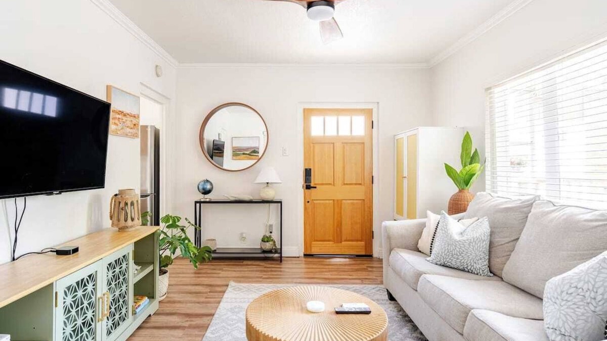 Hillcrest Cottage | Canyon Views w/Outdoor Seating & Parking