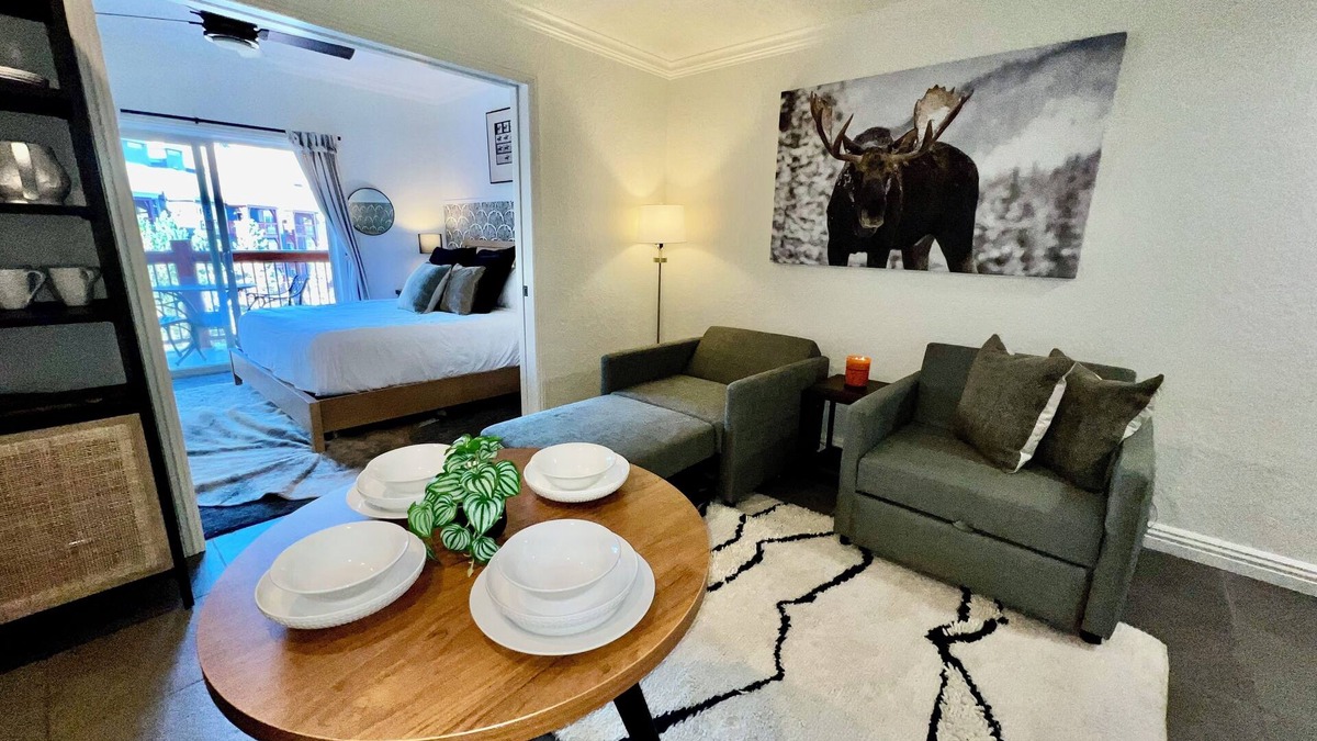 Park City Condo | CANYONS VILLAGE SKI IN OUT - 1 bdrm condo, VIEWS, steam shower, steps to GONDOLA