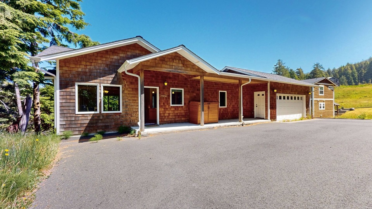 Arch Cape House | Cape Arch, your cozy coastal escape with patio, balcony and close to beach